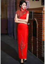 Load image into Gallery viewer, Floral Applique Bridal Cheongsam Gown
